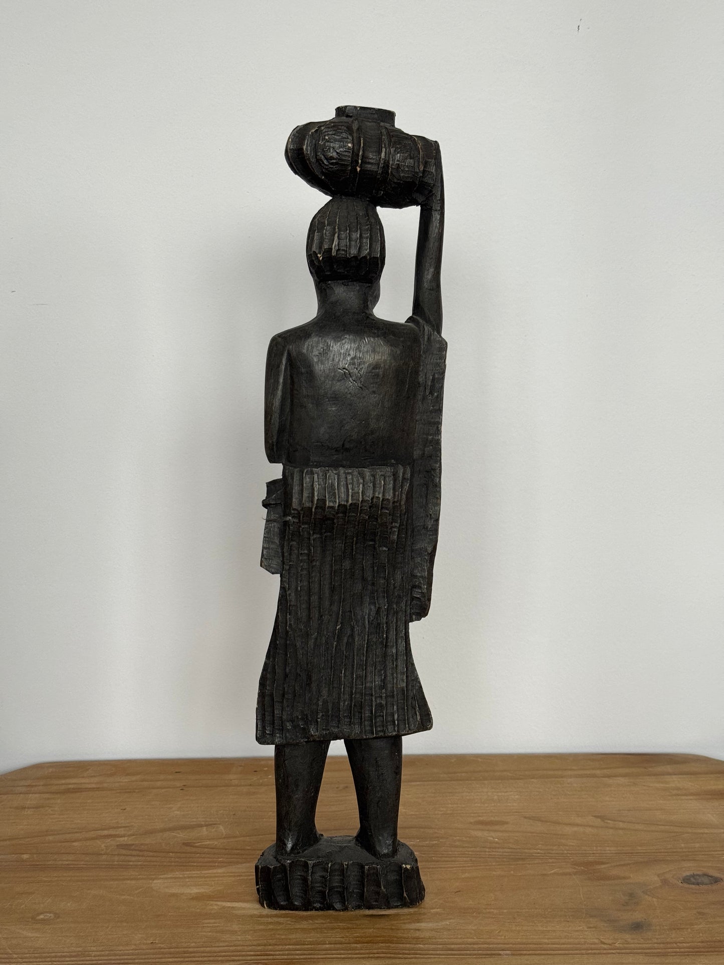 Rzeźba kobiety z dzbanem