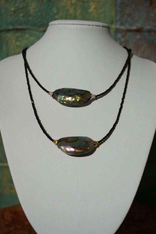 Muszla Abalone, spinel - naszyjnik z zawieszką
