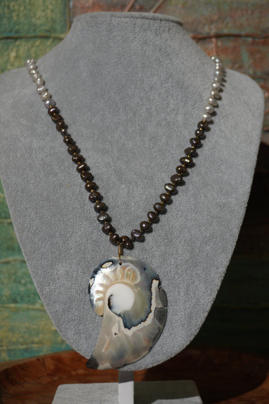 Muszla oceaniczna, perła - długi naszyjnik z zawieszką
