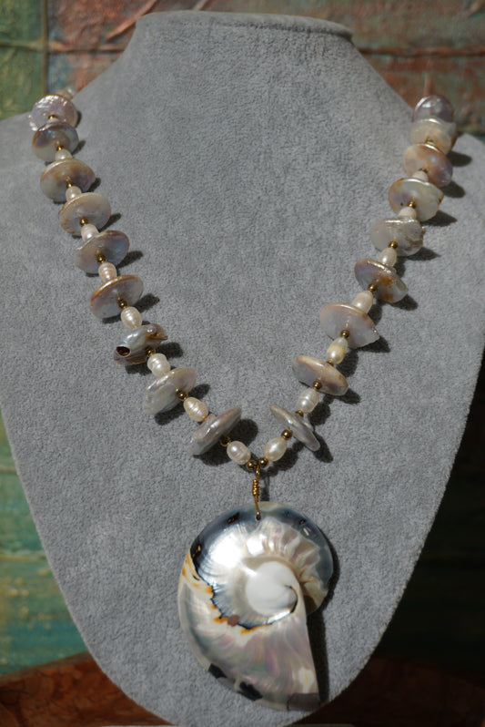 Muszla, perła, srebro pozłacane - naszyjnik z wisiorem