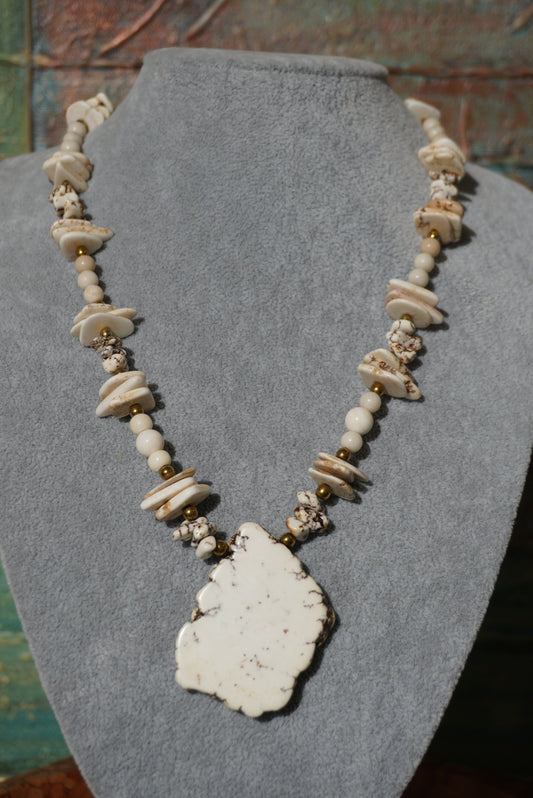 Howlit, hematyt, srebro - naszyjnik z wisiorem