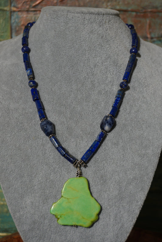 Kolorowy howlit, lapis lazuli, srebro - naszyjnik z wisiorem