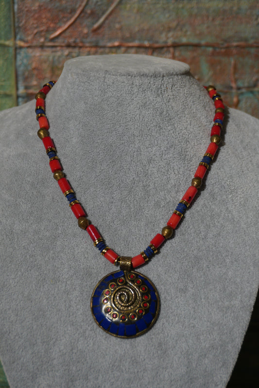 Koral, lapis lazuli - naszyjnik z zawieszką z mosiądzu, mozaika