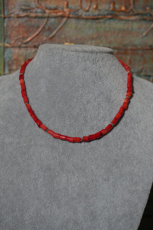 Drobny naszyjnik z koralu czerwonego, srebro