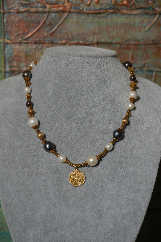 Naszyjnik perła biała, bakłażanowa, srebro pozłacane, medalionik