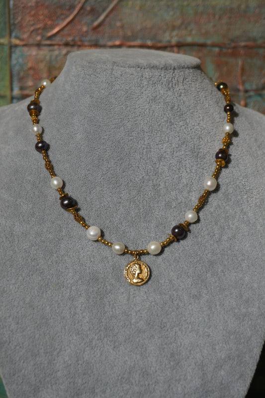 Naszyjnik perła biała, bakłażanowa, srebro pozłacane, medalionik