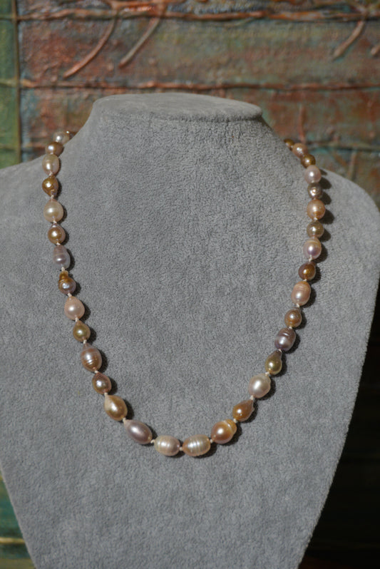 Naszyjnik z perły hodowlanej białej, beżowej, lawendowej