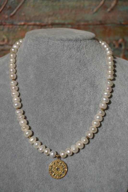 Naszyjnik z białych pereł hodowlanych, srebro pozłacane