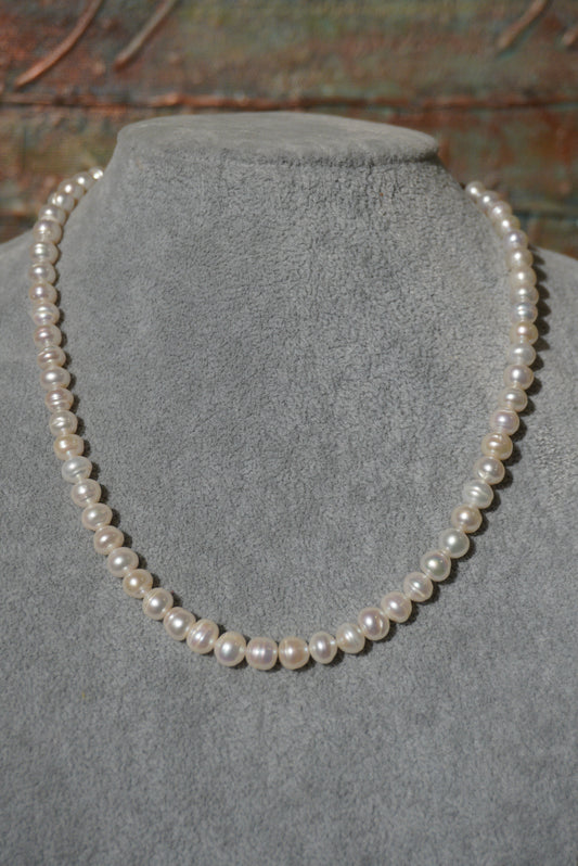 Naszyjnik z białych pereł hodowlanych