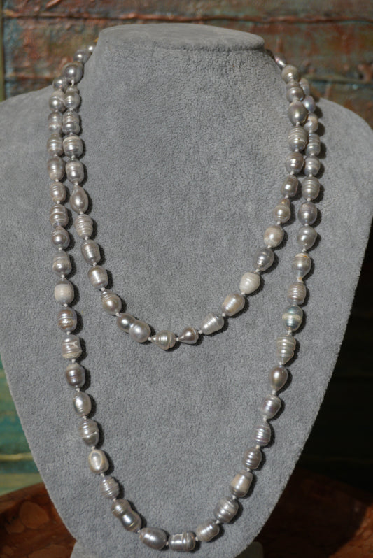 Długi naszyjnik z pereł supełkowanych, hodowlanych w kolorze jasnoszarym