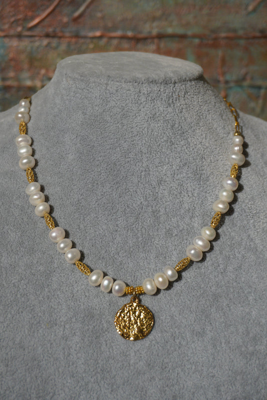 Krótki naszyjnik z białych pereł hodowlanych, srebro pozłacane