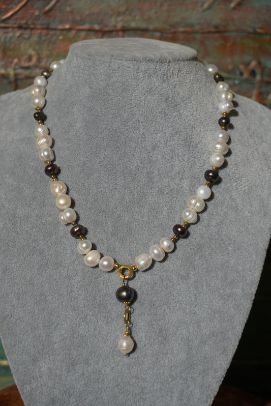 Naszyjnik z pereł hodowlanych w kolorze białym, bakłażanowym