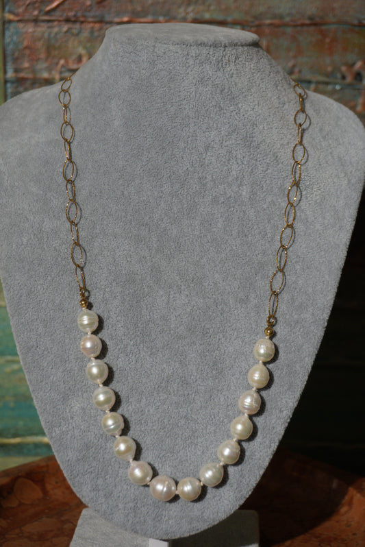 Długi naszyjnik z białych pereł, łańcuszek srebro pozłacane