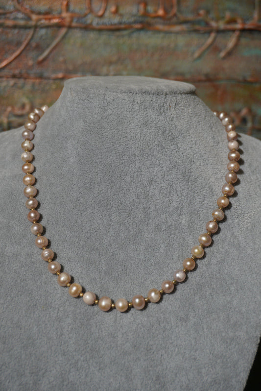 Krótki naszyjnik z beżowych pereł hodowlanych, howlit, srebro pozłacane