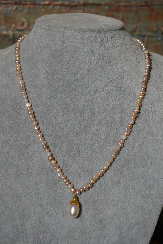 Krótki naszyjnik z drobnych pereł hodowlanych, srebro pozłacane