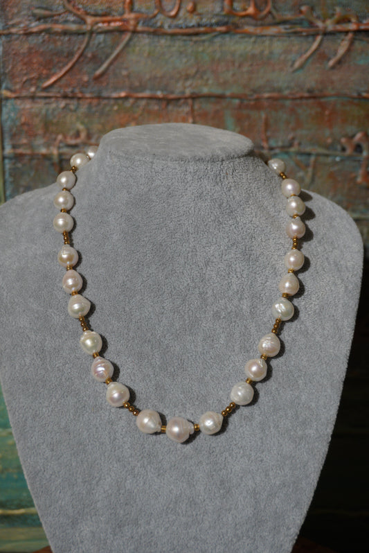 Krótki naszyjnik z białych pereł hodowlanych, srebro pozłacane