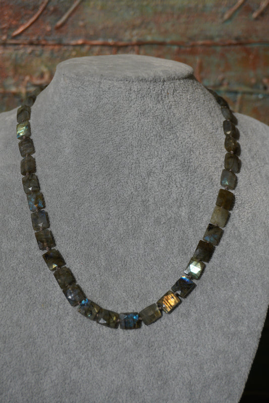 Krótki naszyjnik z labradorytu, srebro pozłacane