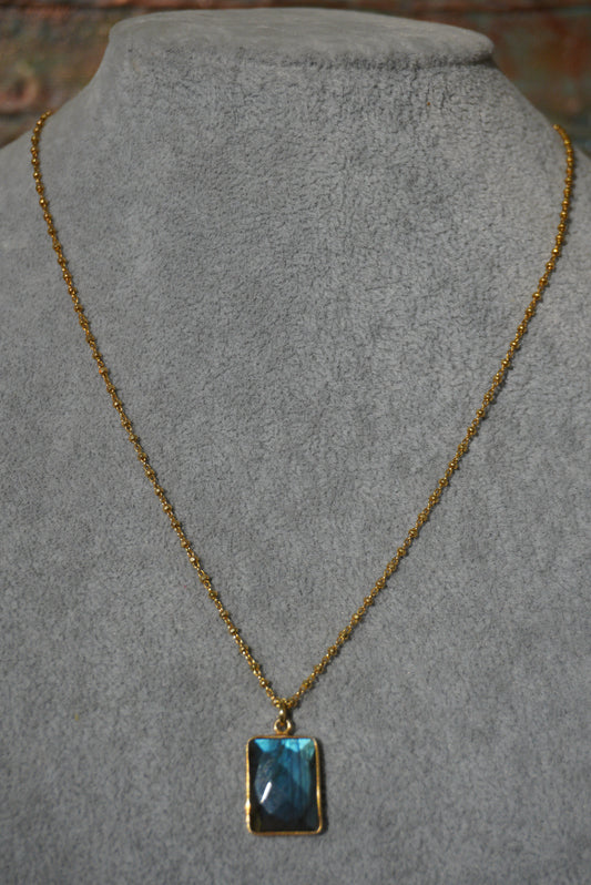 Naszyjnik, łańcuszek pozłacany, wisior labradoryt oprawiony w sr. pozłacane