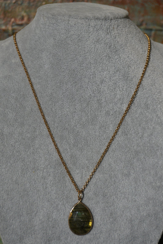 Naszyjnik, łańcuszek pozłacany, wisior labradoryt w kształcie łezki oprawiony w sr. pozłacane