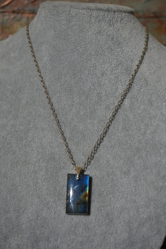 Piękny naszyjnik, srebrny łańcuszek, wisior labradoryt