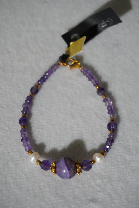 Bransoletka charoite, ametyst, perła, srebro pozłacane 925