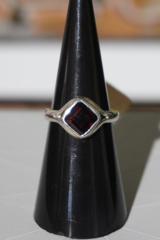 Pierścionek granat, srebro pr. 925