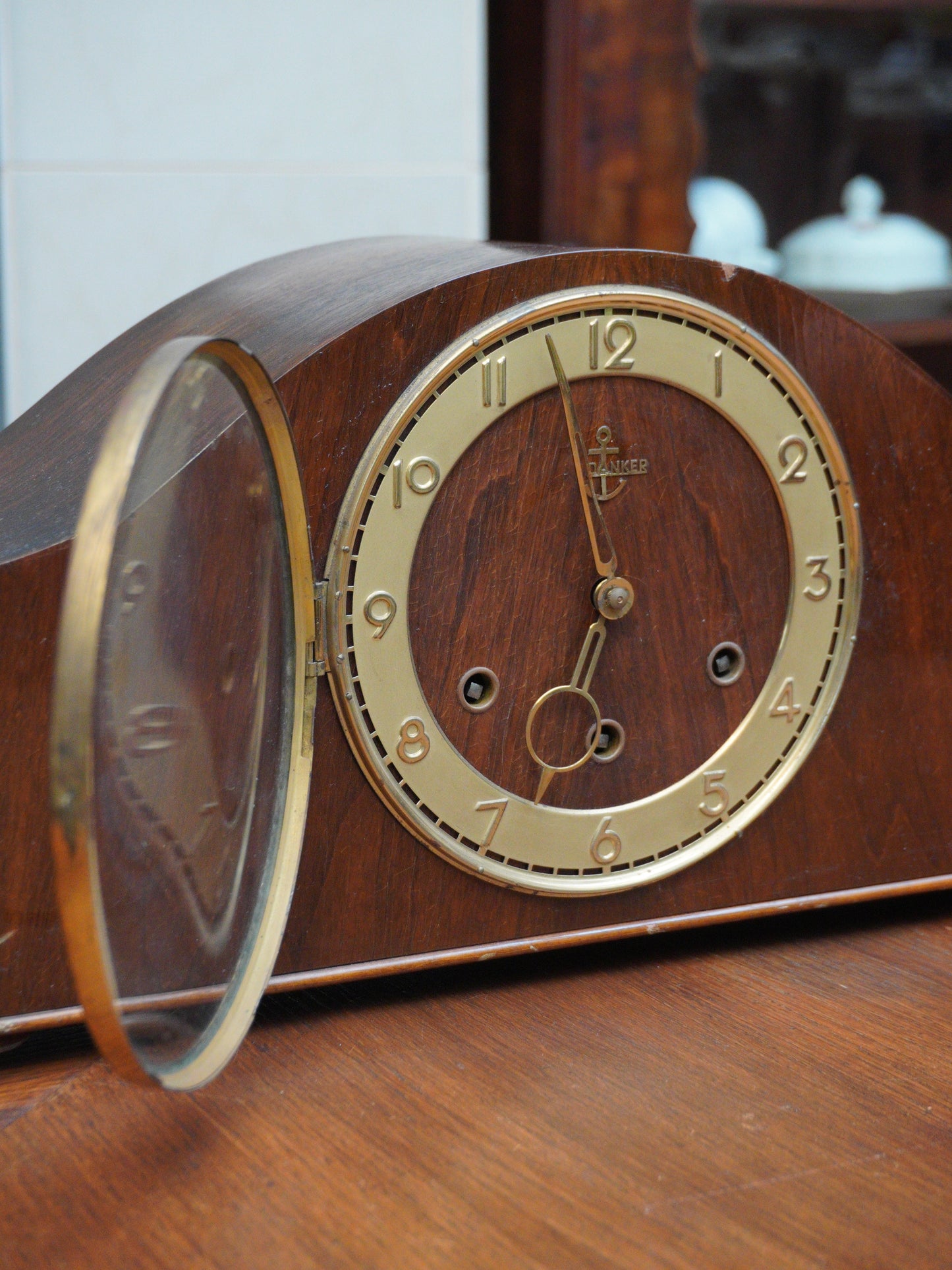 Zegar kominkowy, kwadransowy w drewnianej obudowie, Danker