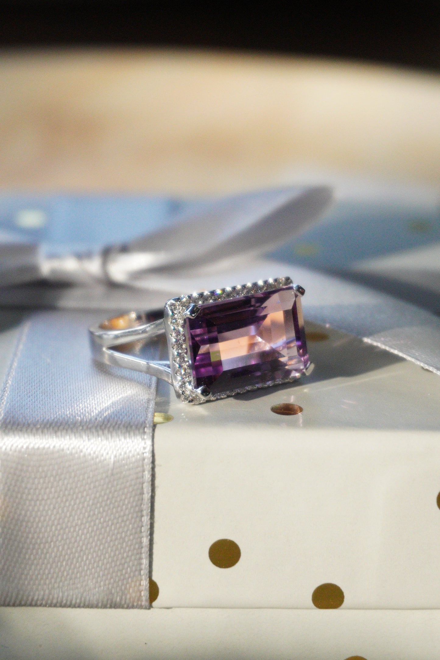 585 white gold ring, amethyst