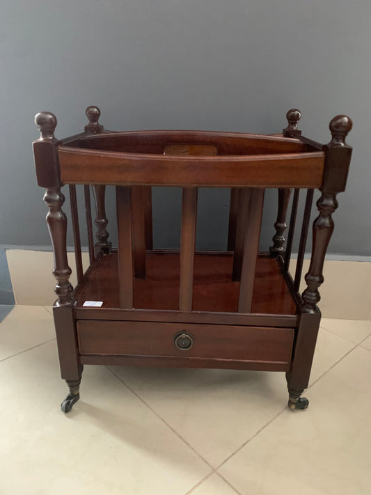 Gazetnik mahoniowy, Anglia