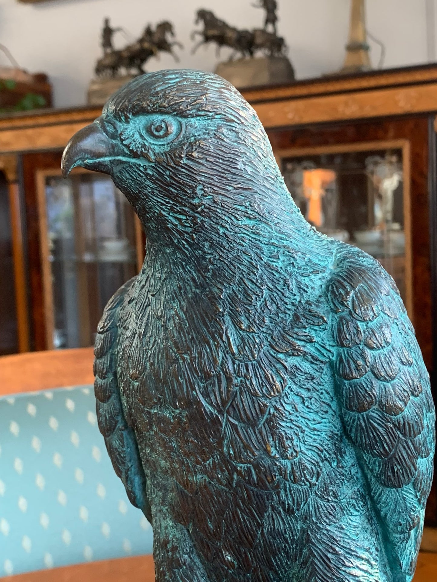 Rzeźba sokoła z brązu, patyna, sygnowana