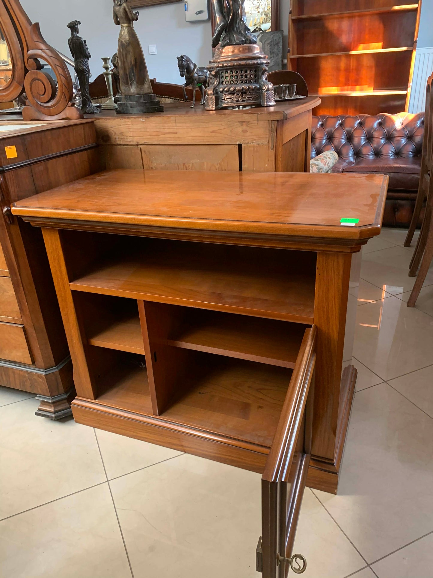 Szafka RTV, obrotowy blat, drewno