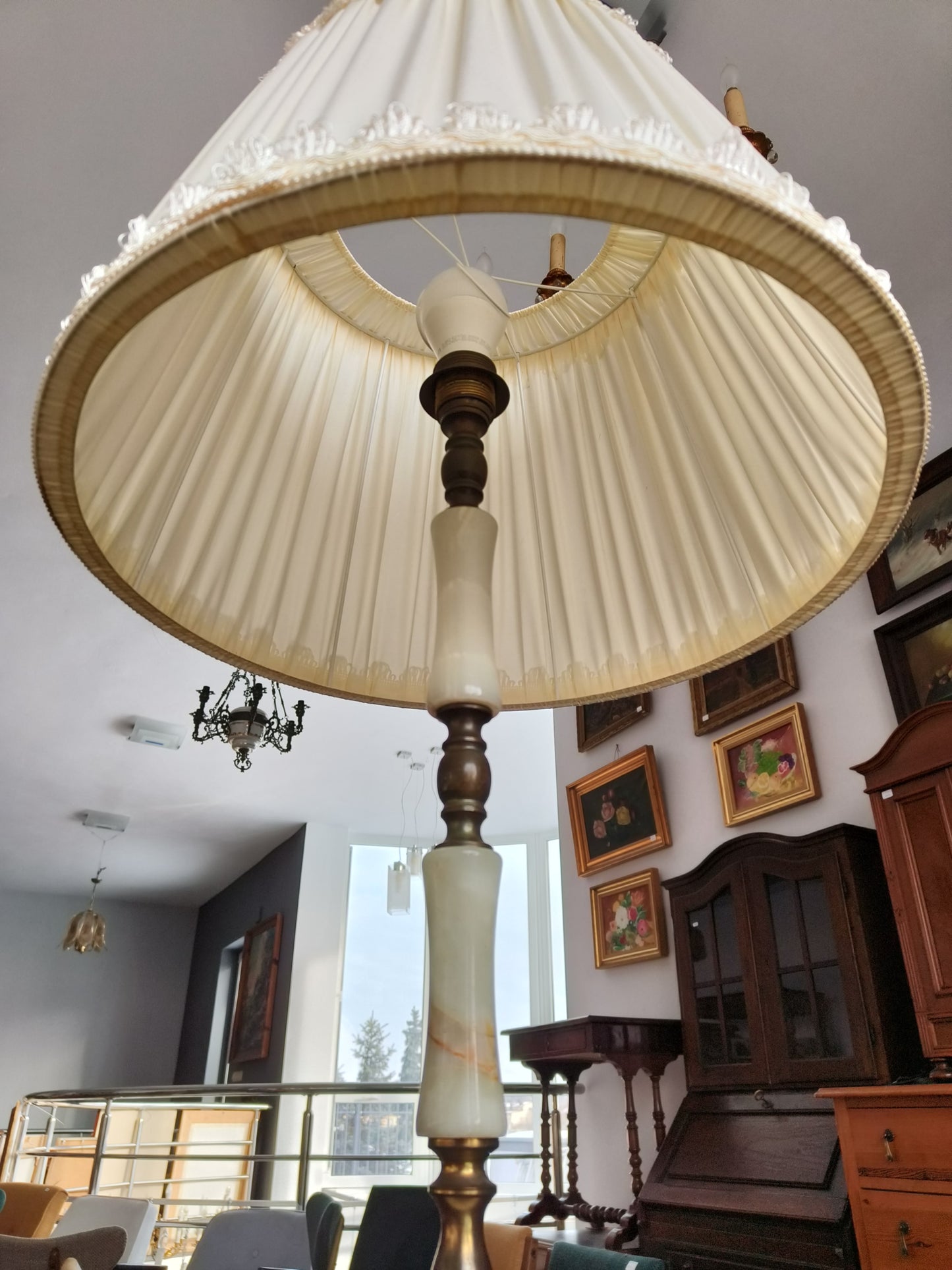 Lampa salonowa, noga z onyksu, abażur