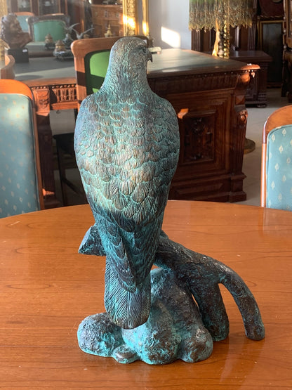 Rzeźba sokoła z brązu, patyna, sygnowana