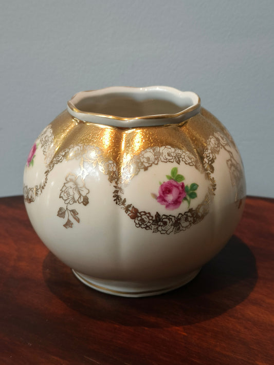 Wazon pękaty, porcelanowy, sygnowany Oskar Schlegelmilch