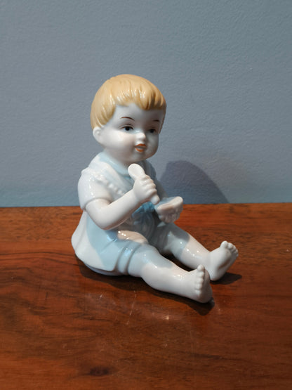 Figurka porcelanowa, szkliwiona, dziecko z łyżką