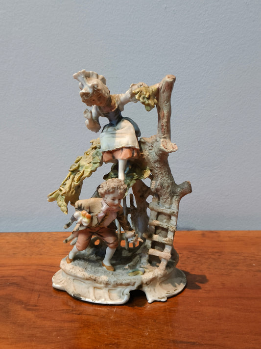 Figurka porcelanowa dzieci przy drzewie