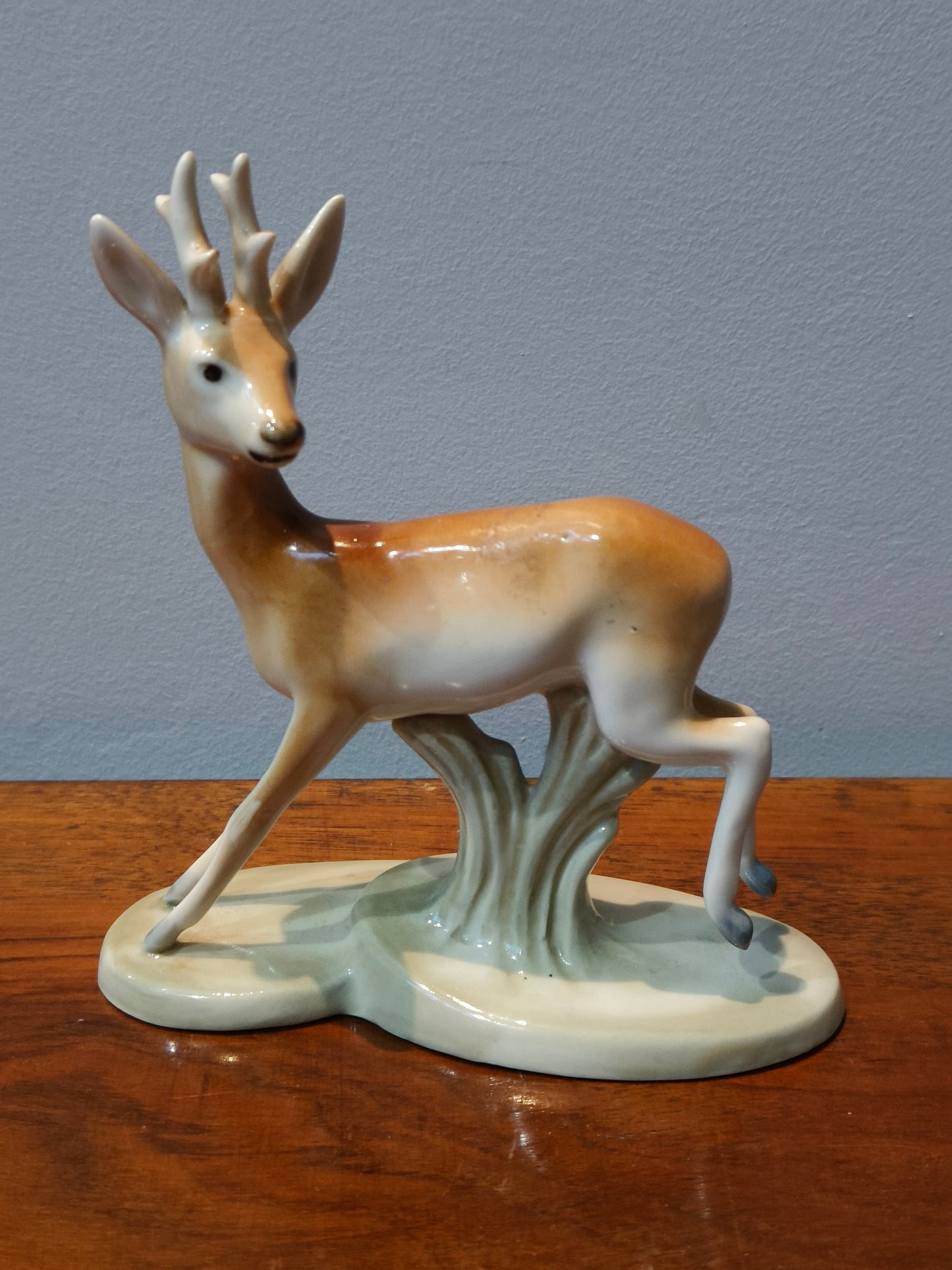 Figurka porcelanowa, szkliwiona, jeleń