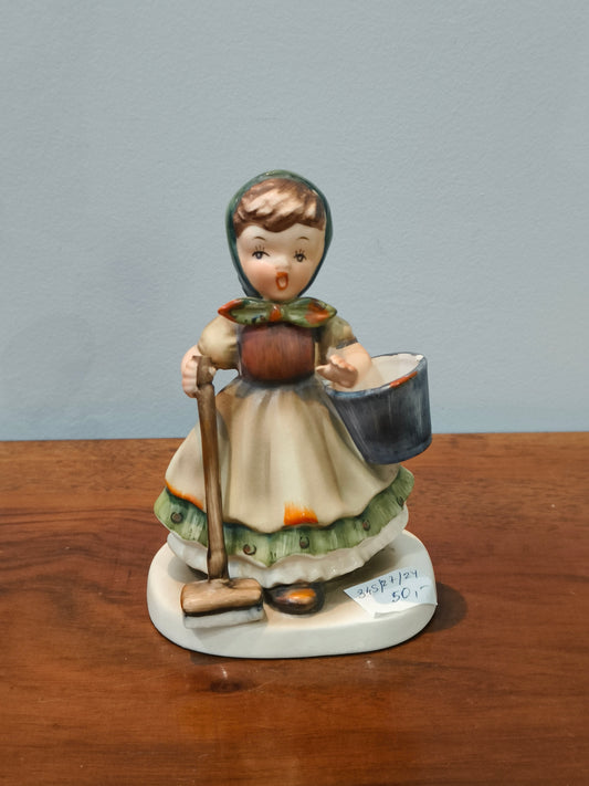 Figurka porcelanowa kapturek