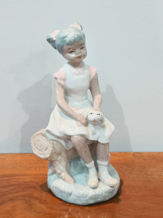 Figurka porcelanowa dziewczynka z owieczką