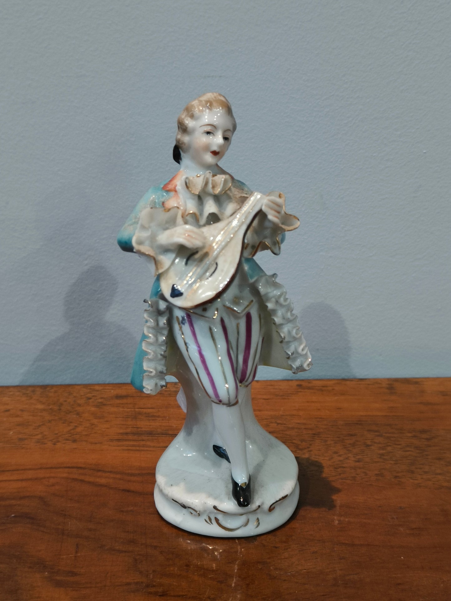 Figurka porcelanowa, szkliwiona, grajek z lutnią