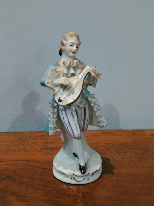 Figurka porcelanowa, szkliwiona, grajek z lutnią
