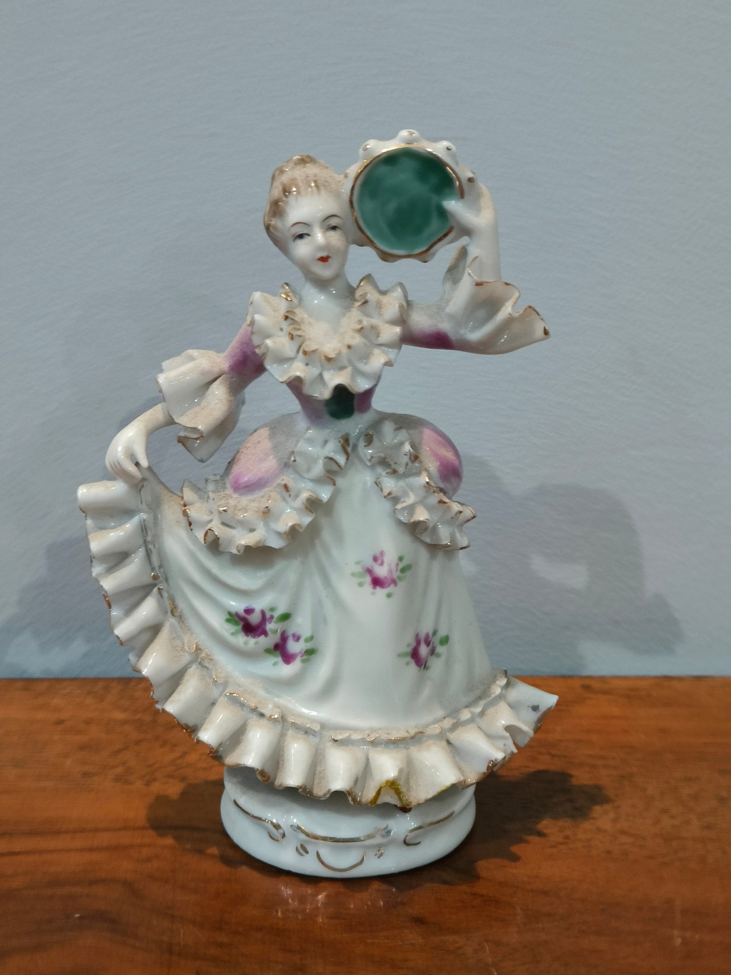 Figurka porcelanowa, szkliwiona, grajka z tamburynem