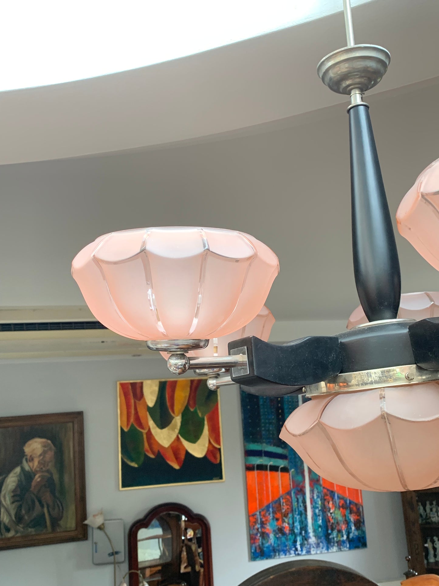 Żyrandol Art Deco lata 30-e, różowe klosze