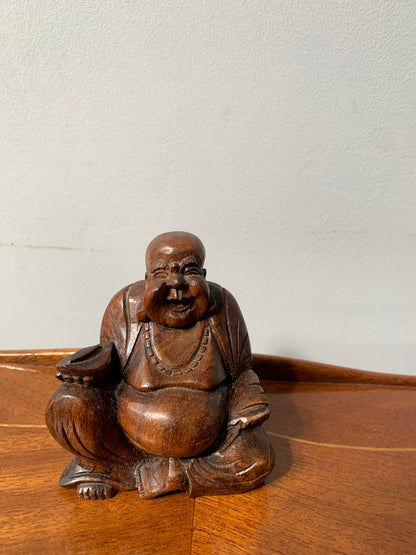 Figurka ręcznie rzeźbiona w drewnie "Roześmiany Budda"