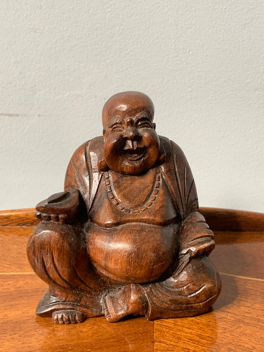 Figurka ręcznie rzeźbiona w drewnie "Roześmiany Budda"