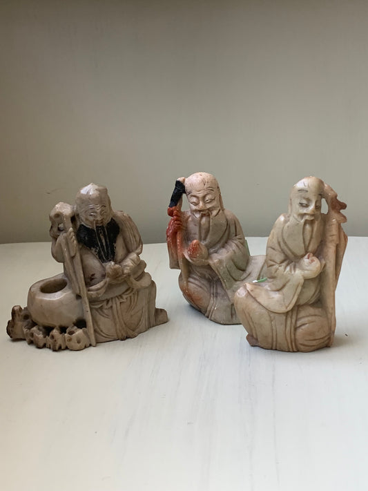 Figurki chińskich, uśmiechniętych starców z kamienia mydlanego