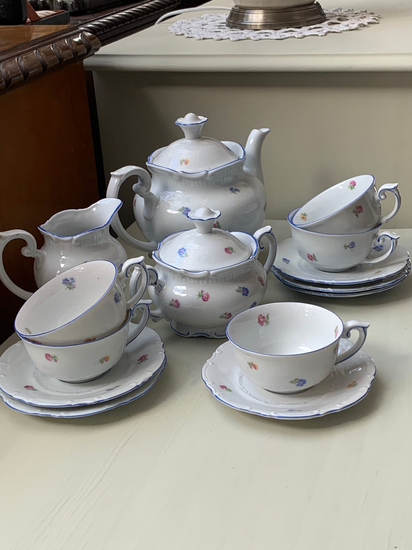 Serwis herbaciany z białej porcelany na 5 osób sygnowany Roshurl 1906-1968