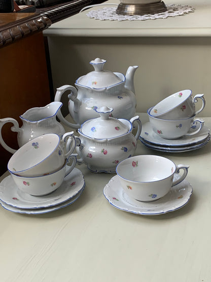 Serwis herbaciany z białej porcelany na 5 osób sygnowany Roshurl 1906-1968