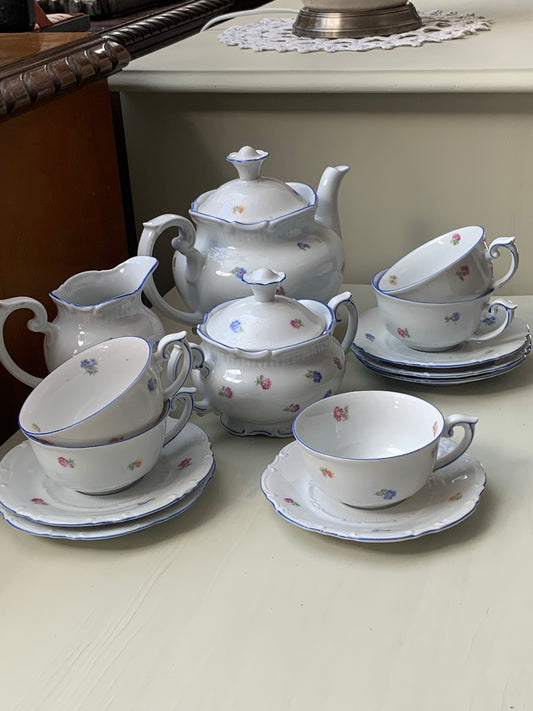 Serwis herbaciany z białej porcelany na 5 osób sygnowany Roshurl 1906-1968