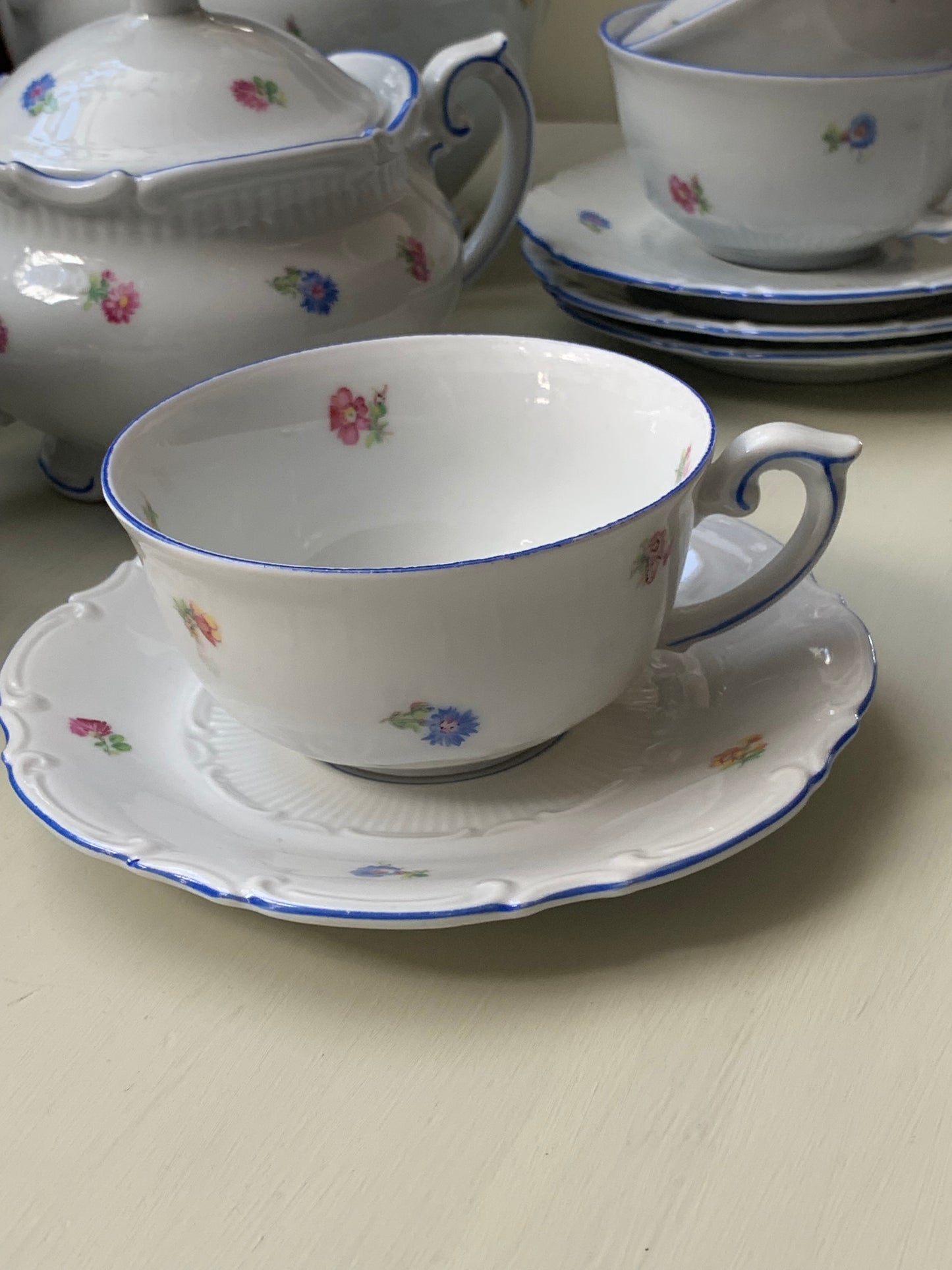Serwis herbaciany z białej porcelany na 5 osób sygnowany Roshurl 1906-1968